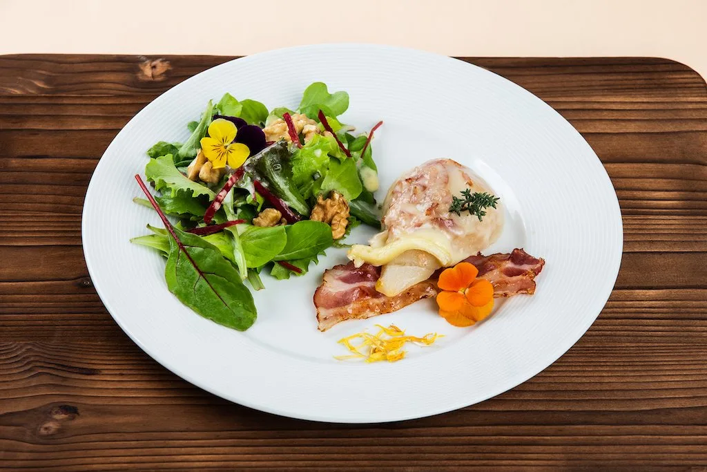 919fe440ff3df9c9f4e2469c5bcc8d418e7c786f Herbstsalat mit Raclette-Speck-Birnen. (Bild SRF/ Ueli Christoffel)