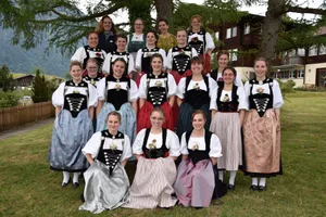Für die 19 Absolventinnen stand in der zweiten Kurshälfte Singen auf dem Stundenplan, ein Novum. Und auch wenn die Frauen unterschiedlich sind, eine laut, eine leise, eine Frühaufsteherin, eine Morgenmuffel, Natur und Musik bedeutete allen sehr viel.