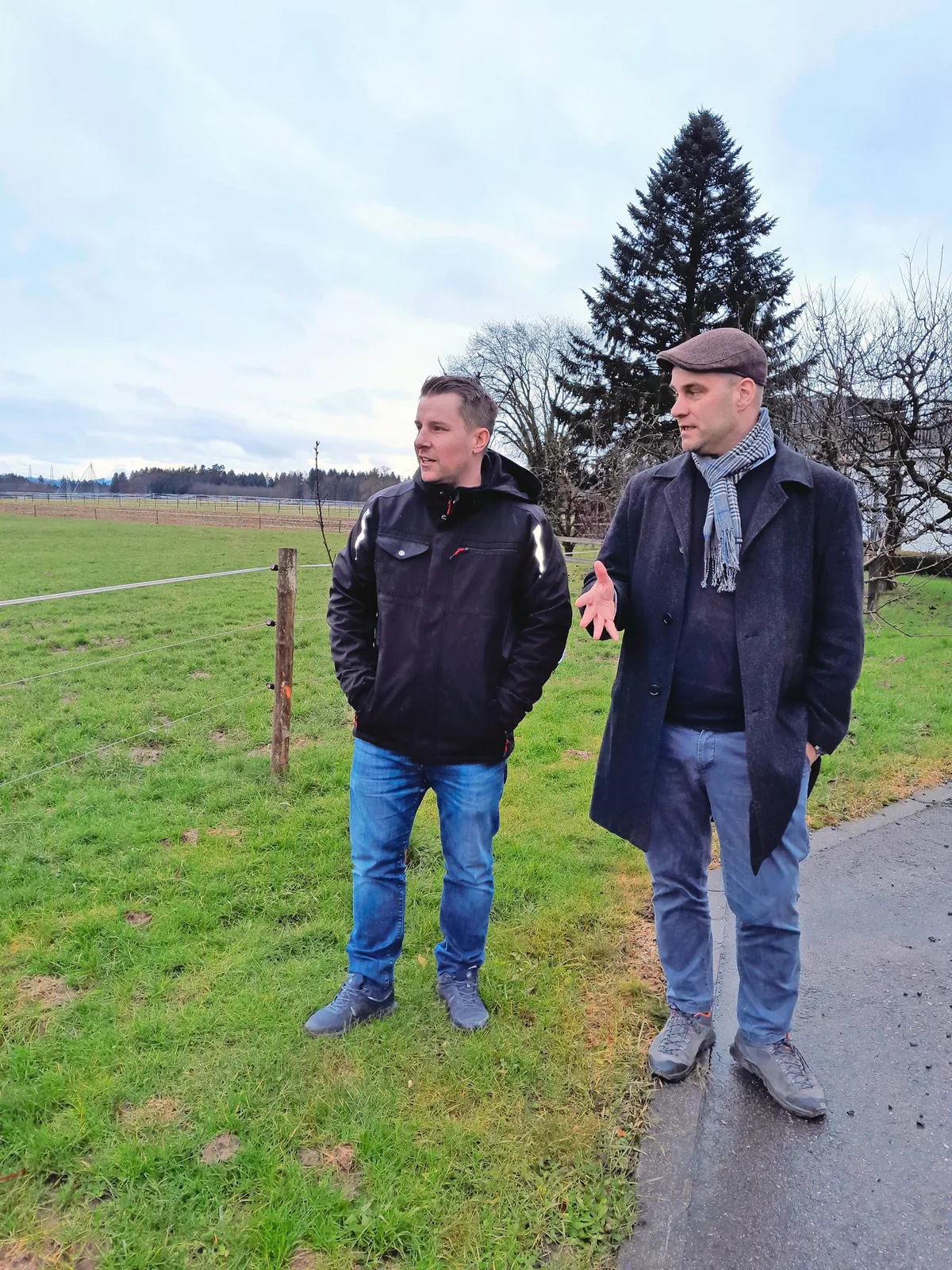 DG_25-03_MM3_03_v4 Menschen mit Weitblick: Landwirt Rico Kägi (links) und ETH-Professor Robert Finger im Gespräch.