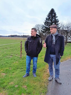 Menschen mit Weitblick: Landwirt Rico Kägi (links) und ETH-Professor Robert Finger im Gespräch.