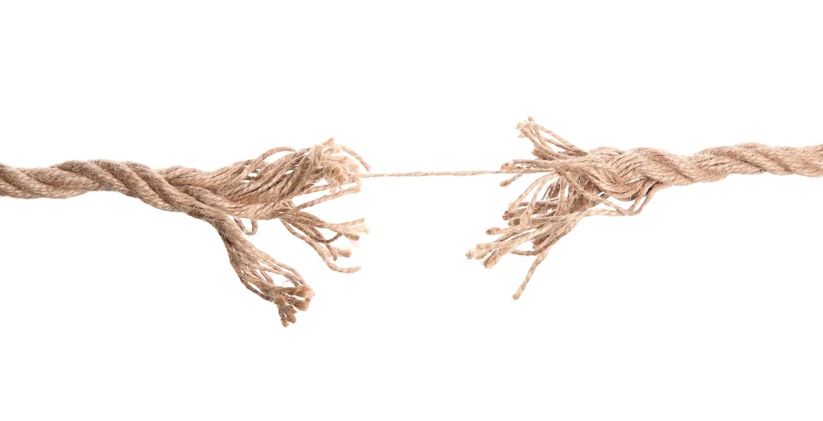 FL_SBLV-fotolia_227999280_ENT_ID_159713_ Frayed rope at breaking point on white background