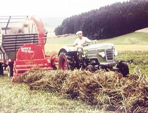 Die Motorisierung der Landwirtschaft brachte tiefgriefende Veränderungen für die Bäuerinnen und Bauern mit sich. Sie befreite die bäuerliche Bevölkerung von der Notwendigkeit zur Verrichtung schwerer körperlicher Arbeiten.