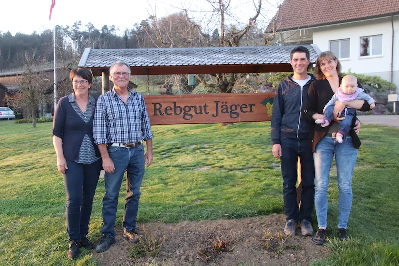 875285e4ef9bc6af7a316888e84e62fcd7efb4e3 Bereits wohnen mit Christian und Edith Jäger (rechts) sowie Daniel und Rahel Jäger mit Mia drei Generationen auf dem Weingut Jäger. (Bild RoMü)