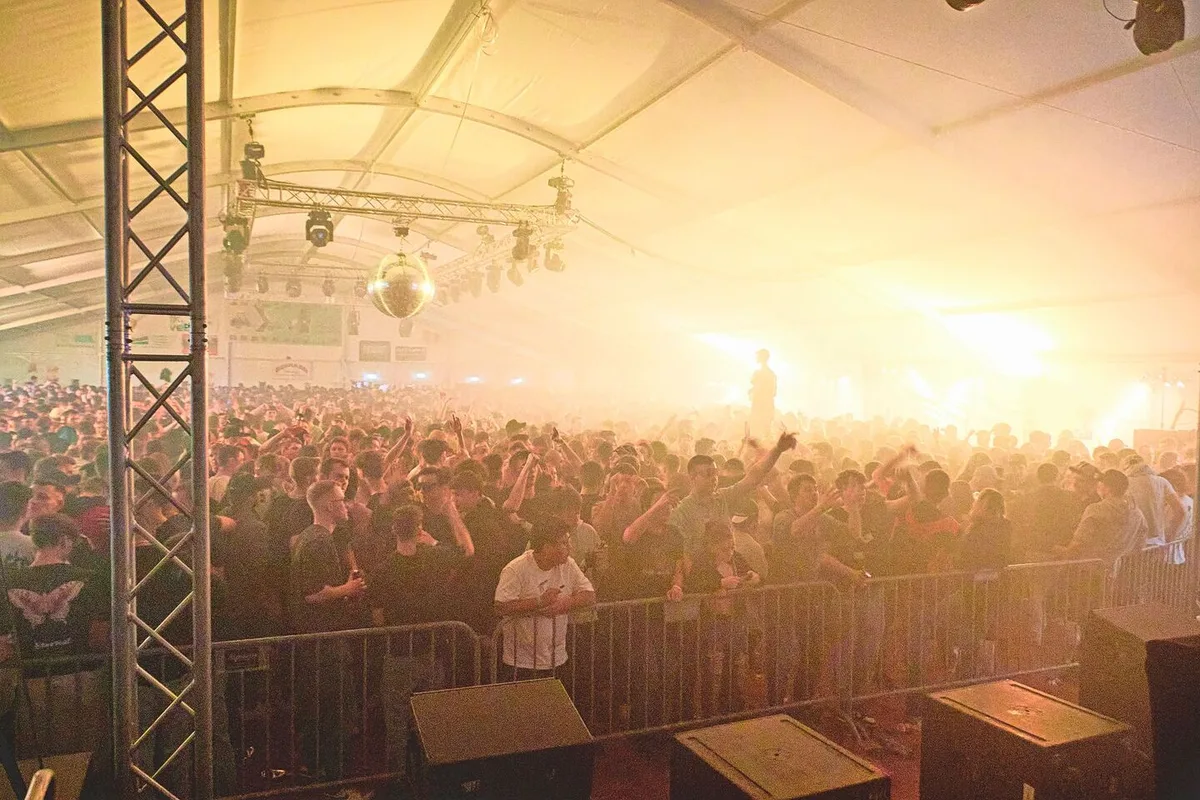 Party für über 3000 Besucher. Bis spät in die Nacht feierten diese im extra aufgestelltem Festzelt am Strickhofball in Lindau.  Zeitweise gab es am Einlass Warteschlangen. Der Ball wird alljährlich von Schülern der landwirtschaftlichen Abschlussklassen auf die Beine gestellt.