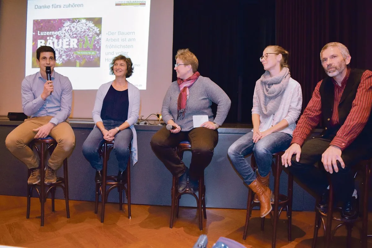 111a8d699cd6052ca0c2adcfe42c1b8f2eacdcce Tobias Kraft, Daniela Lobsiger, Moderatorin Maja Grunder, Franziska Schär und Köbi Hug (v.l.n.r.) tauschten ihre Erfahrungen aus. (Bild Stefanie Giger)