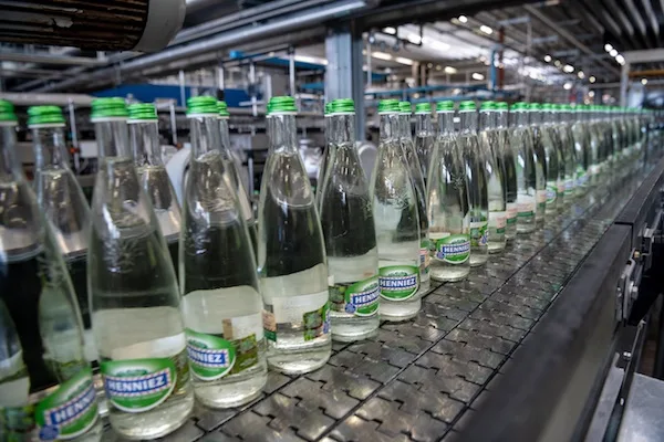 f6a946f6b3b7bce59f194f25fa315af83d538063 Nestlé modernisiert die die Prouktionsstätte für Henniez-Wasser. (Bild Nestlé/Remo Naegeli)