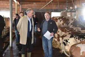 Guy Parmelin mit Beat Haldimann im Gespräch.