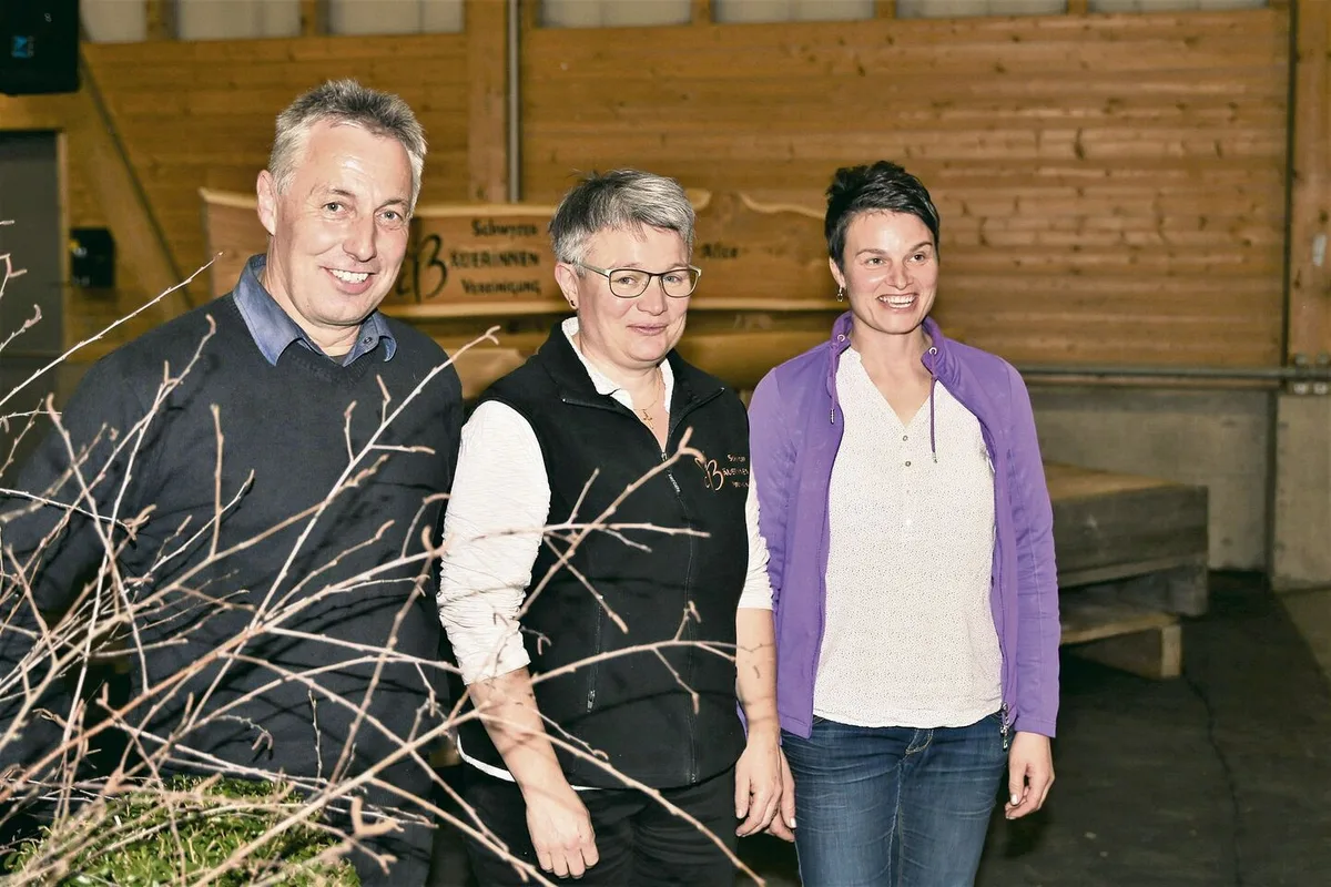 3ad4f5dfb2164b971413977e6c9bb7cb7bdf6f22f76244e52cc1d6500d882f29 Präsident Albin Fuchs durfte mit Silvia Ott-Betschart (r.) und Edith Camenzind-Feer zwei Frauen im Vorstand willkommen heissen.