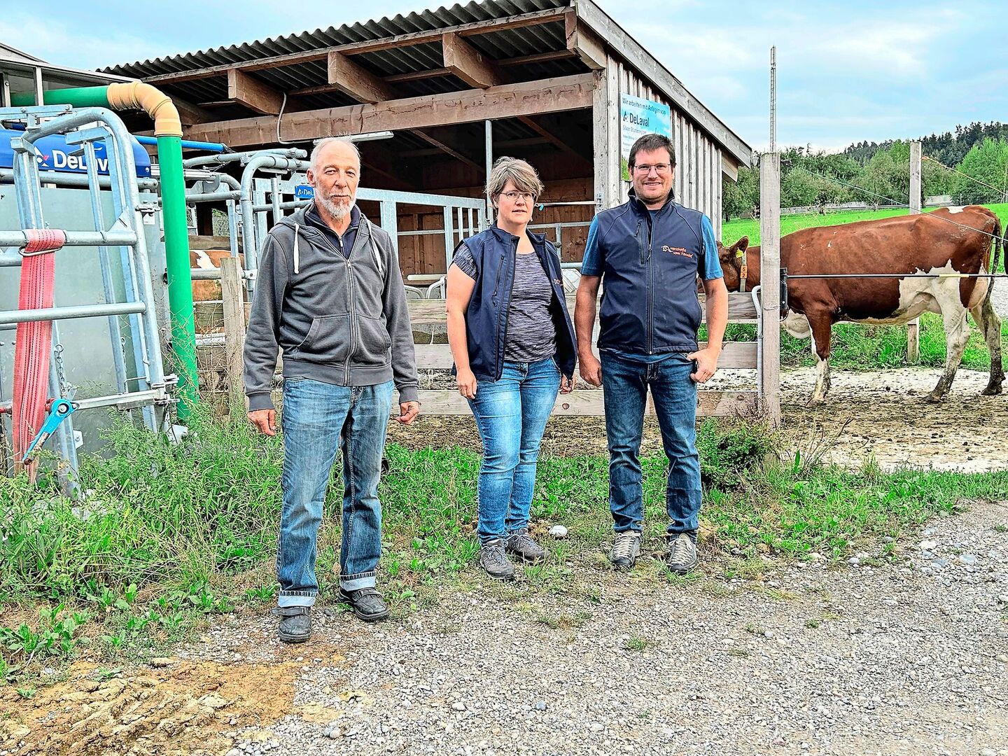 Hans Hörnlimann, Marina und Andreas Schmucki (v. l.) vom Tannhof waren die Gastgeber des Tierhalter-Abends. Sie haben 95 Milchkühe, zwei Melkroboter und 43 ha Land – vor allem Naturwiesen.