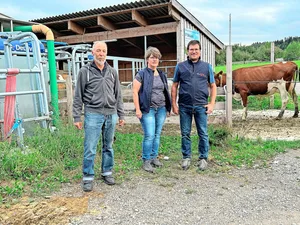 Hans Hörnlimann, Marina und Andreas Schmucki (v. l.) vom Tannhof waren die Gastgeber des Tierhalter-Abends. Sie haben 95 Milchkühe, zwei Melkroboter und 43 ha Land – vor allem Naturwiesen.