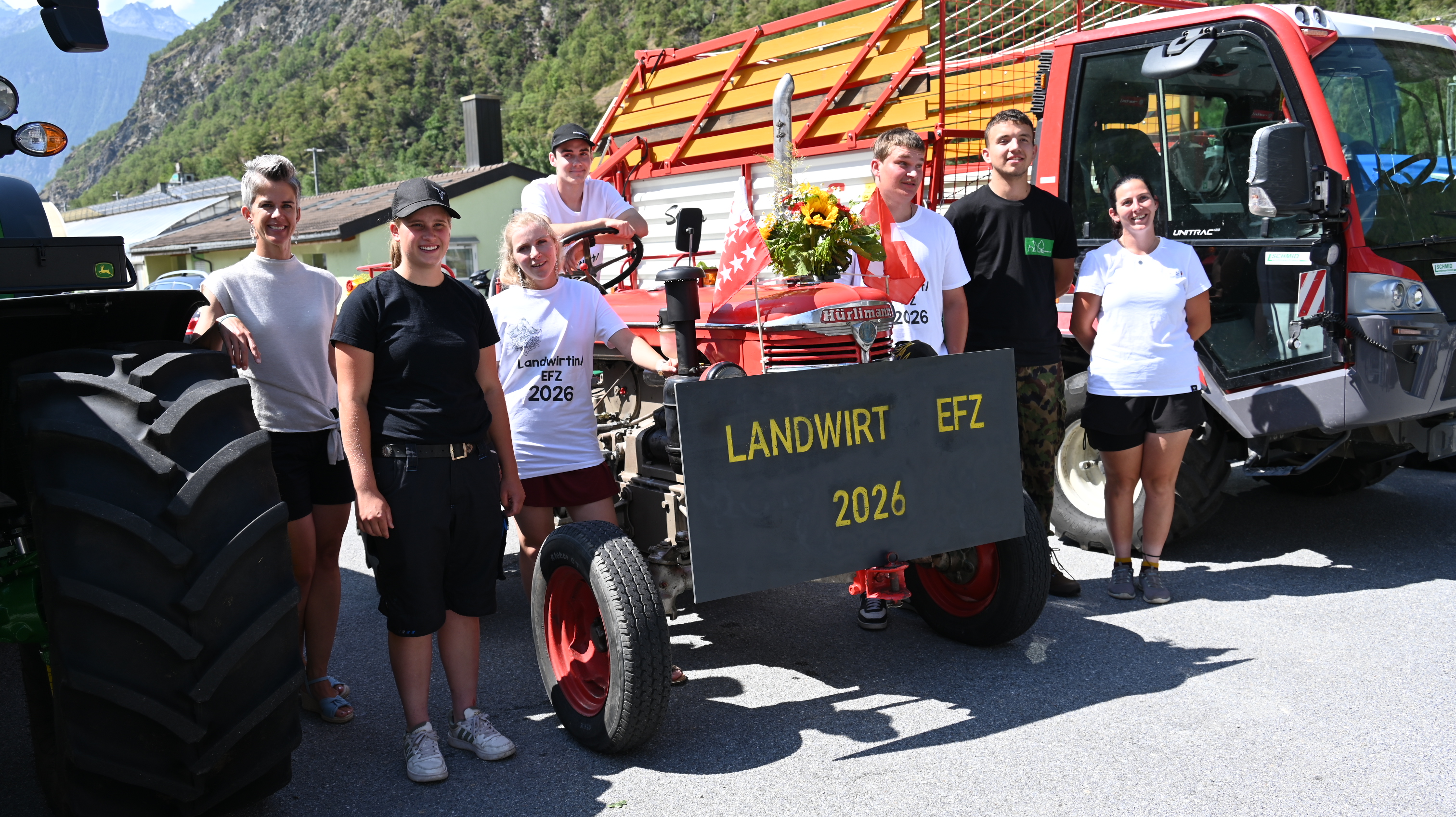 Karin Oesch (links) und Virginia Furrer (rechts) vom Landwirtschaftlichen Institut in Visp VS freuen sich, dass Juliana Ambord (v. l.) Myria Calcoen, Janis Maximilian Marx, Simon Borter und Nico Anderegg ihren Abschluss geschafft haben. 