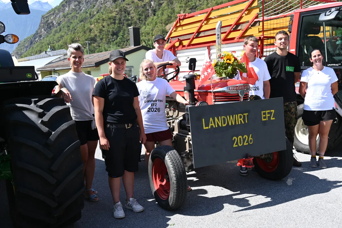 Klasse mit Karin und Virgina Karin Oesch (links) und Virginia Furrer (rechts) vom Landwirtschaftlichen Institut in Visp VS freuen sich, dass Juliana Ambord (v. l.) Myria Calcoen, Janis Maximilian Marx, Simon Borter und Nico Anderegg ihren Abschluss geschafft haben.