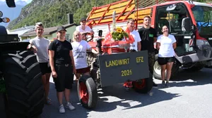 Karin Oesch (links) und Virginia Furrer (rechts) vom Landwirtschaftlichen Institut in Visp VS freuen sich, dass Juliana Ambord (v. l.) Myria Calcoen, Janis Maximilian Marx, Simon Borter und Nico Anderegg ihren Abschluss geschafft haben.