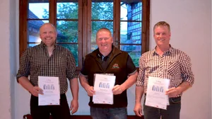 Sieger Manfred Baumann (in der Mitte) teilt das Podest des diesjährigen Milchqualitätswettbewerbs mit Joël Fenner aus Ottikon (rechts) und Stephan Rüegg aus Bauma (links). (Bild natürli Zürioberland Regionalprodukte, Bauma)