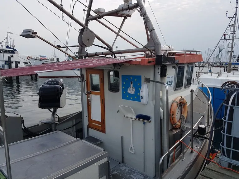 ef845e05419a236549b48f3d842b1e2d9a494e4a Die Fischer sind oft nicht mit den EU-Positionen einverstanden. Fischerboot im Hafen auf der Ostseeinsel Fehmarn. (Bild lid/ji)