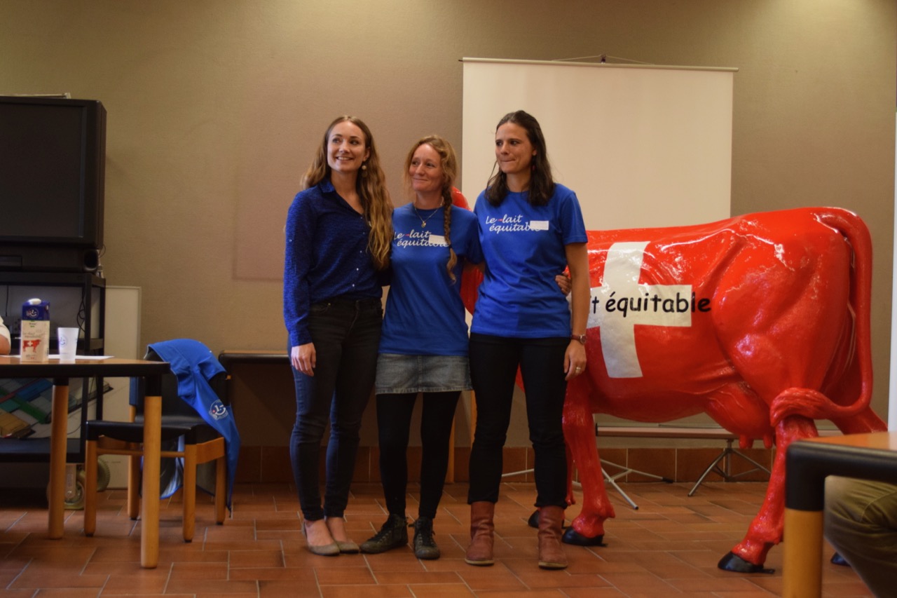 Freuen sich über die neuen Faireswiss-Produkte: Grafikerin Aline Deschenaux, Anne Chenevard, Präsidentin der neuen Genossenschaft und Berthe Darras, Sekretariat Uniterre. (Bild Sabine Guex)