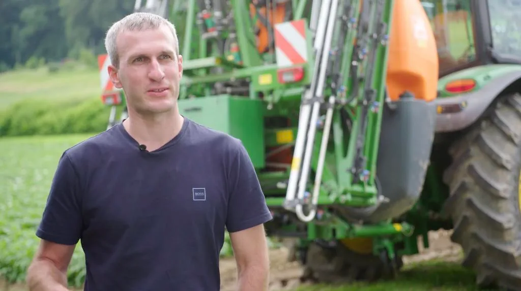 33bccd41cec72884847b6b0d9a3d7b7eca4cc216 Kartoffelproduzent Raphael Müller erklärt im Video z. B., dass seiner Erfahrung nach Randspritzungen gegen Kartoffelkäfer ausreichend waren. (Bild Screenshot Video «Von Bauern für Bauern»)