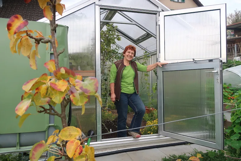 a598d3beefceb201e6b4663203b52c4f516f391d Eveline Dudda liebt es, im Garten zu pröbeln. Nun gibt sie ein Handbuch für noch eher unbekannte Gemüse heraus. (Bild Esther Thalmann)