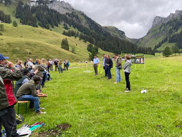 e8d914f4d0aaee68dd10c6836dd740cdcde38fa5 Diskussion vor eindrücklicher Kulisse auf der Alp Grosser Mittelberg im Justistal. (Bild ses)