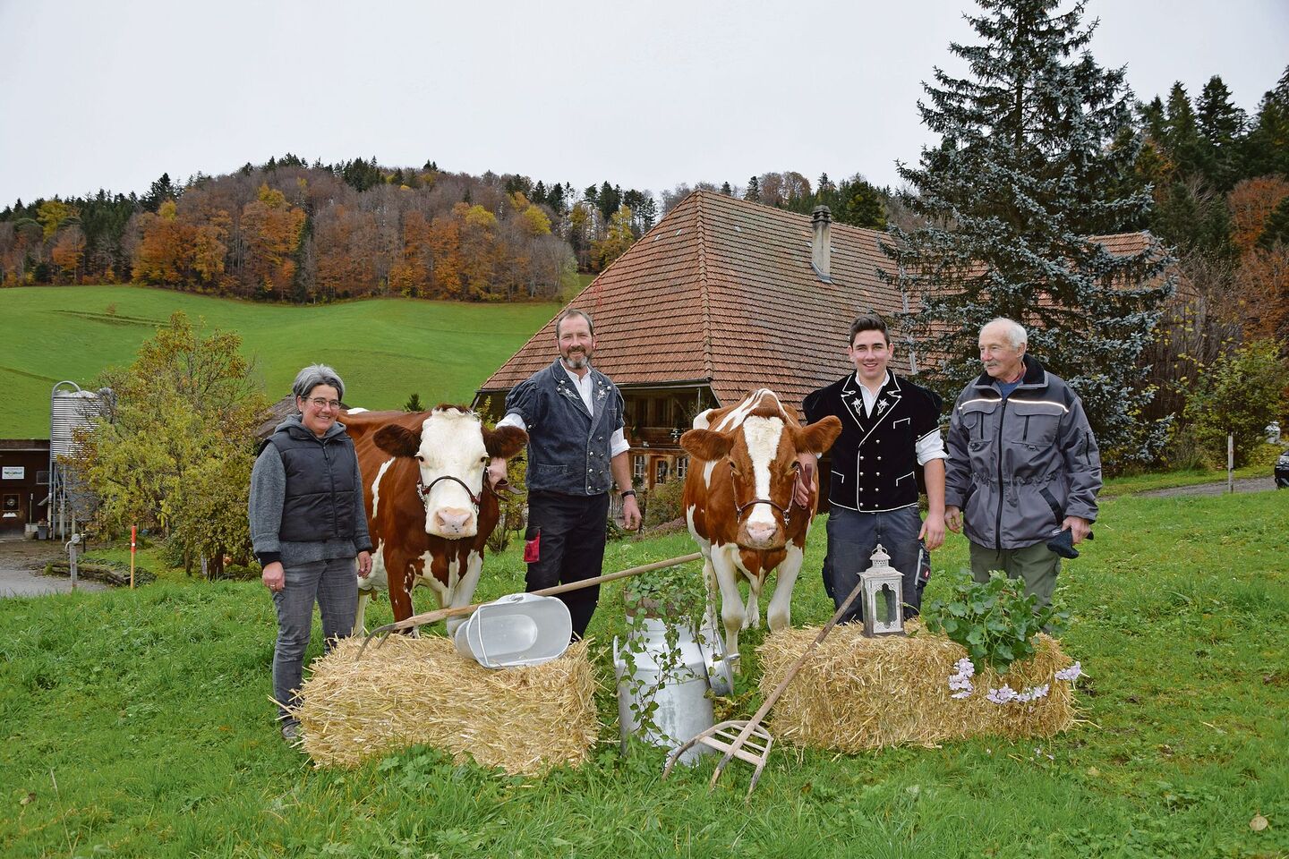 Susanne und Urs Bernhard mit Sohn Nils und dem Grossvater Hans-Ueli Bernhard. An der Halfter die Zwillingskühe Juni und Juli. Zwei Stadler-Töchter, welche kürzlich die 100 000er-Milchmarke überschritten haben.