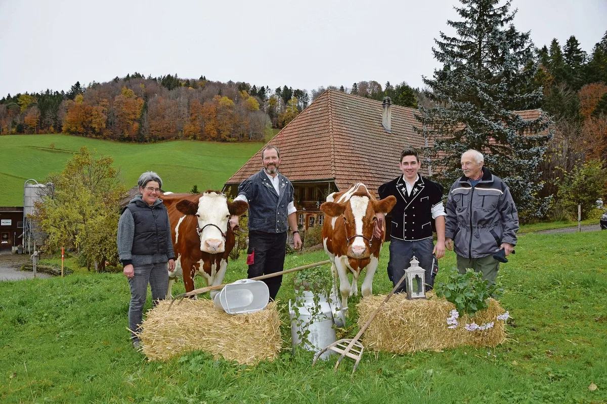 588420d3efc469651be9e0499352d4910076fa4613195cf192319ca3644651da Susanne und Urs Bernhard mit Sohn Nils und dem Grossvater Hans-Ueli Bernhard. An der Halfter die Zwillingskühe Juni und Juli. Zwei Stadler-Töchter, welche kürzlich die 100 000er-Milchmarke überschritten haben.
