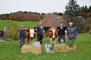 Susanne und Urs Bernhard mit Sohn Nils und dem Grossvater Hans-Ueli Bernhard. An der Halfter die Zwillingskühe Juni und Juli. Zwei Stadler-Töchter, welche kürzlich die 100 000er-Milchmarke überschritten haben.