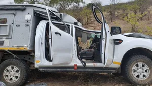 Schweizer bei Autounfall mit Giraffe in Südafrika verletzt. (Bilder Krüger Nationalpark)
