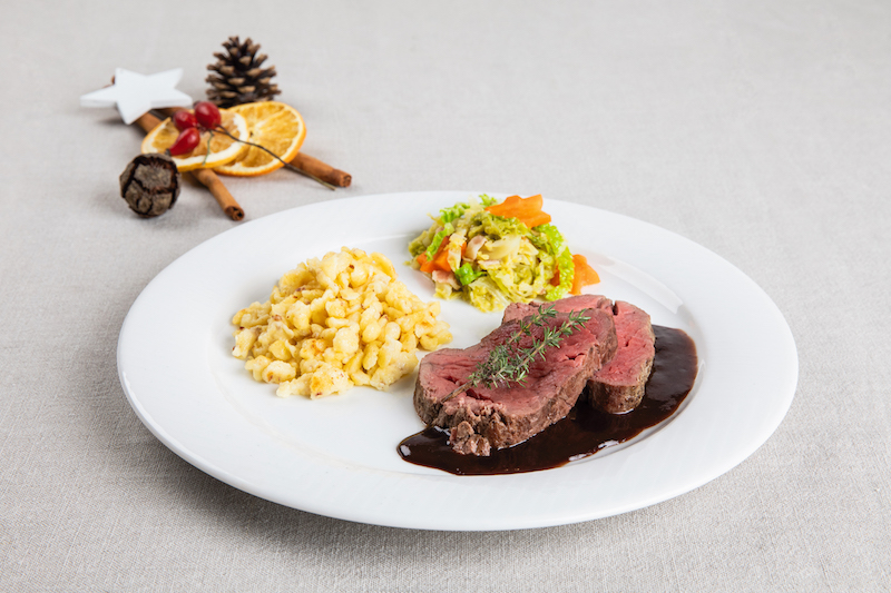Zebufilet an Holundersauce mit Quarkknöpfli und Wirz. (Bilder SRF/Ueli Christoffel)