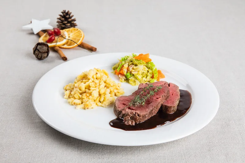 9f32cad0237d7ac1ef586f3c42fc2f928732548a Zebufilet an Holundersauce mit Quarkknöpfli und Wirz. (Bilder SRF/Ueli Christoffel)