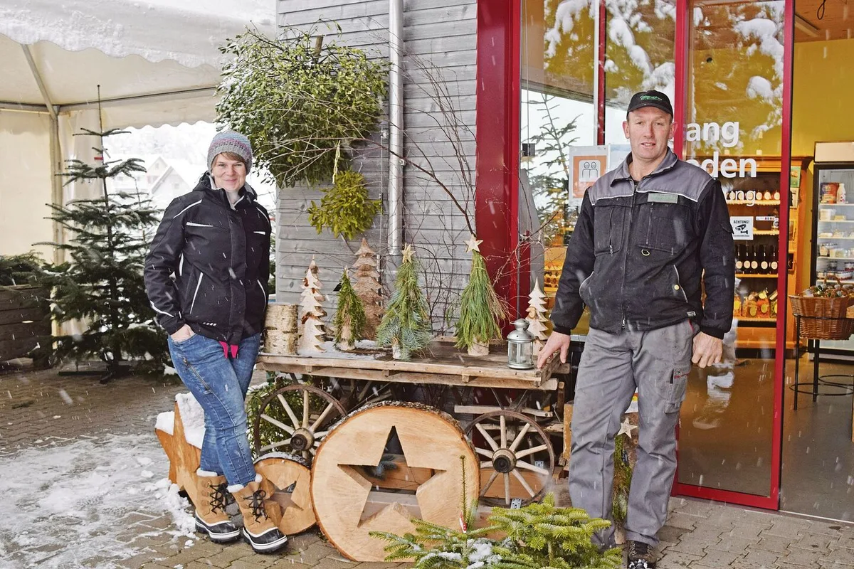 6cea398ebf94e6bdbffe612baf2caae0aa782fb2f720fd9f3bbfcc1967d0f693 Andrea und Richard Osterwalder haben nebst dem Christbaumverkauf auch eine Weihnachtsausstellung, die sich in einem Raum hinter dem Hofladen befindet.