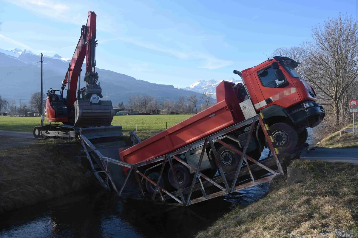 brueckeneinsturz_sevelen Die neue Brücke in Sevelen ist für die Landwirtschaft nicht mehr passierbar