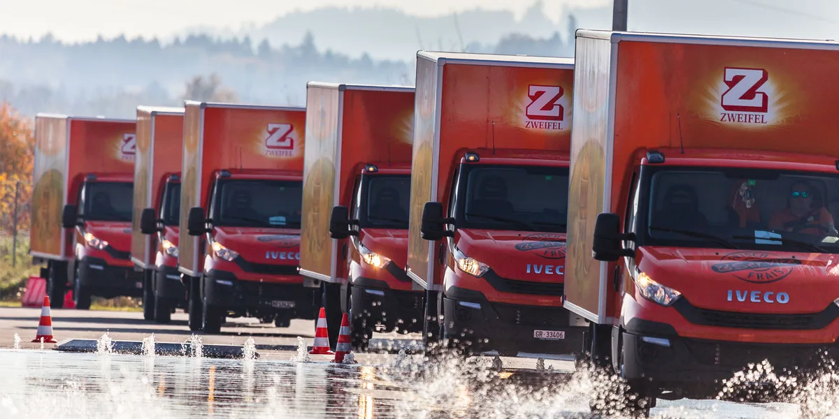 3dc5a5040bc895a3d74a4ba99020b29e9b611ad1 Der Zweifel-Frische-Service umfasst 140 Verkaufsberater, die Chips und Snacks aus 12 Depots schweizweit in die Verkaufsstellen liefern. Dieser Zweig der Zweifel AG wurde von der Corona-Pandemie, bzw. dem Lockdown, stark getroffen. (Bild Zweifel)