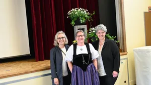 Die Präsidentin Barbara Kunz (rechts) und die Vizepräsidentin Barbara Lüthi-Kohler (links) verabschieden Doris Marti aus dem VBL-Vorstand. Sie bleibt jedoch Vorstandsmitglied im SBLV.