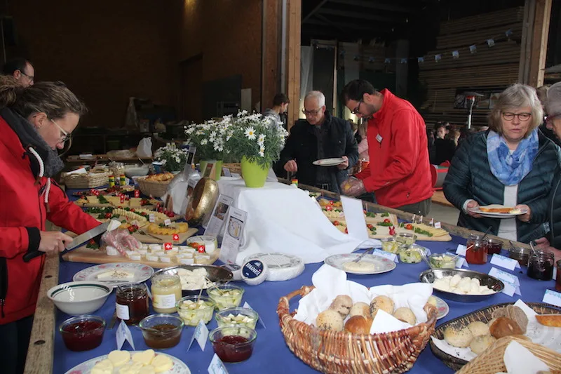 28df351328fee3d150fdfeaaa7f106f686275a33 Am Buffet mit den selbstgemachten Produkten langten die Gäste kräftig zu. (Bild Trudi Krieg)