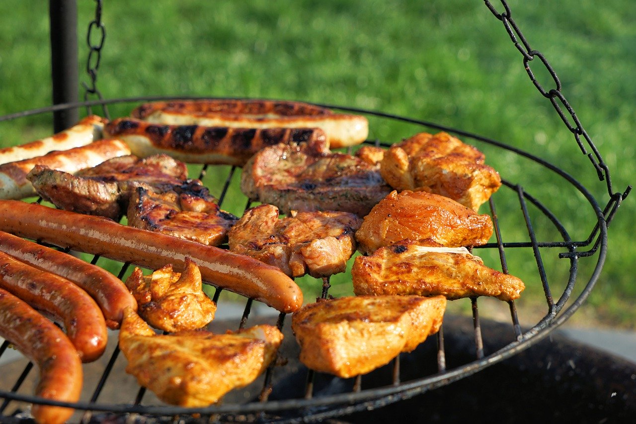 Gerade jetzt im Sommer wird eifrig Fleisch grilliert. Die negativen gesundheitlichen Folgen eines zu hohen Fleischkonsums seien bekannt, genauso wie die Auswirkungen der Tierhaltung auf das Klima, so Kilian Baumann. (Bild Pixabay)