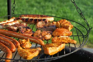 Gerade jetzt im Sommer wird eifrig Fleisch grilliert. Die negativen gesundheitlichen Folgen eines zu hohen Fleischkonsums seien bekannt, genauso wie die Auswirkungen der Tierhaltung auf das Klima, so Kilian Baumann. (Bild Pixabay)