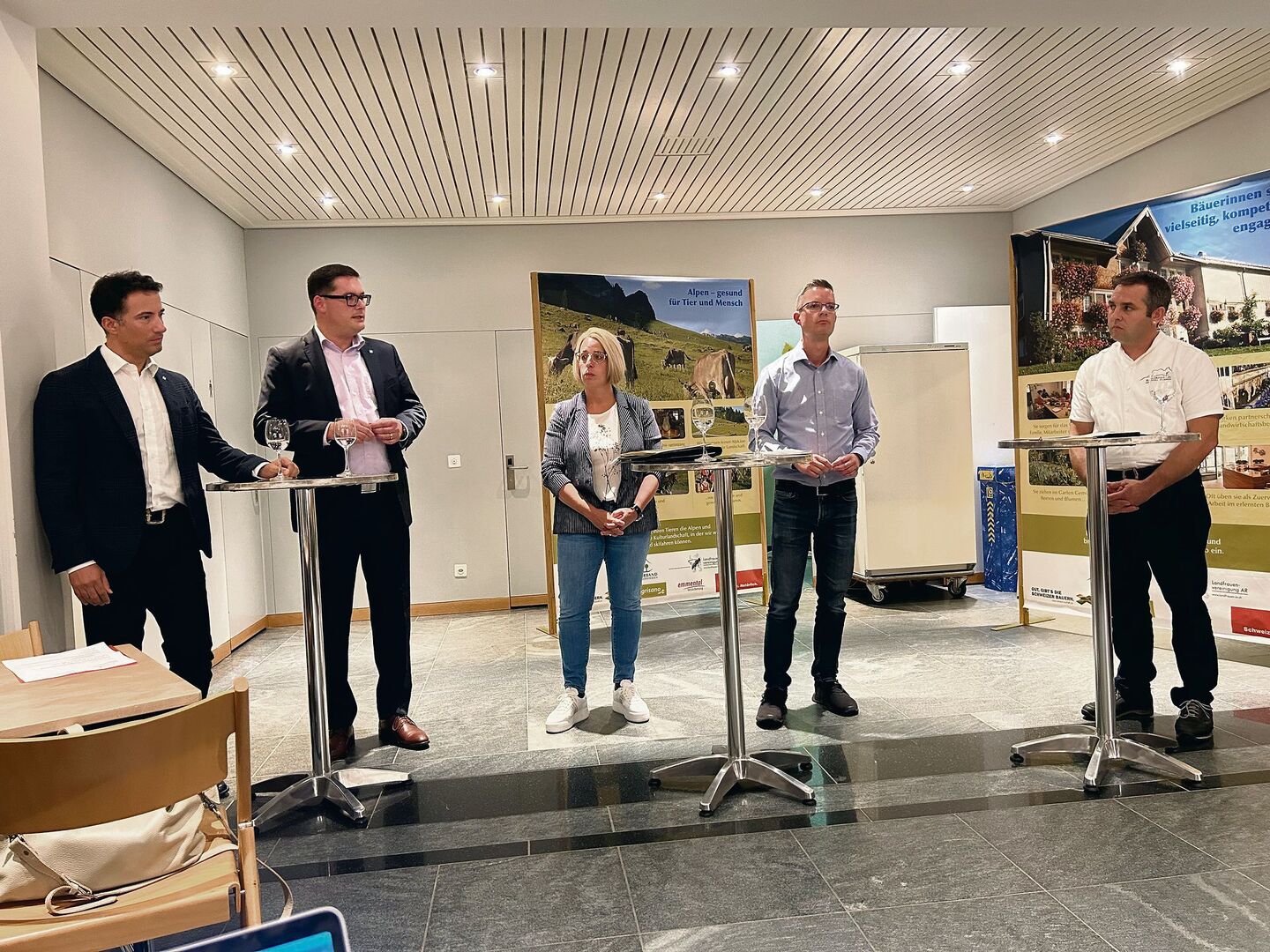 Andrea Caroni, David Zuberbühler, Claudia Frischknecht, Matthias Tischhauser mit Bauernverbandspräsident Beat Brunner (v. l.).