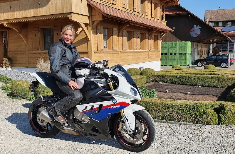 9fd4dbbe7b2843b606b1be366b7311ae865bb2d9 Daniela Meyer fährt leidenschaftlich gerne Motorrad. Sie war auch schon mit Jacques Cornu, dem erfolgreichen Schweizer Motorradrennfahrer, unterwegs. (Bilder Marie-Isabelle Bill)