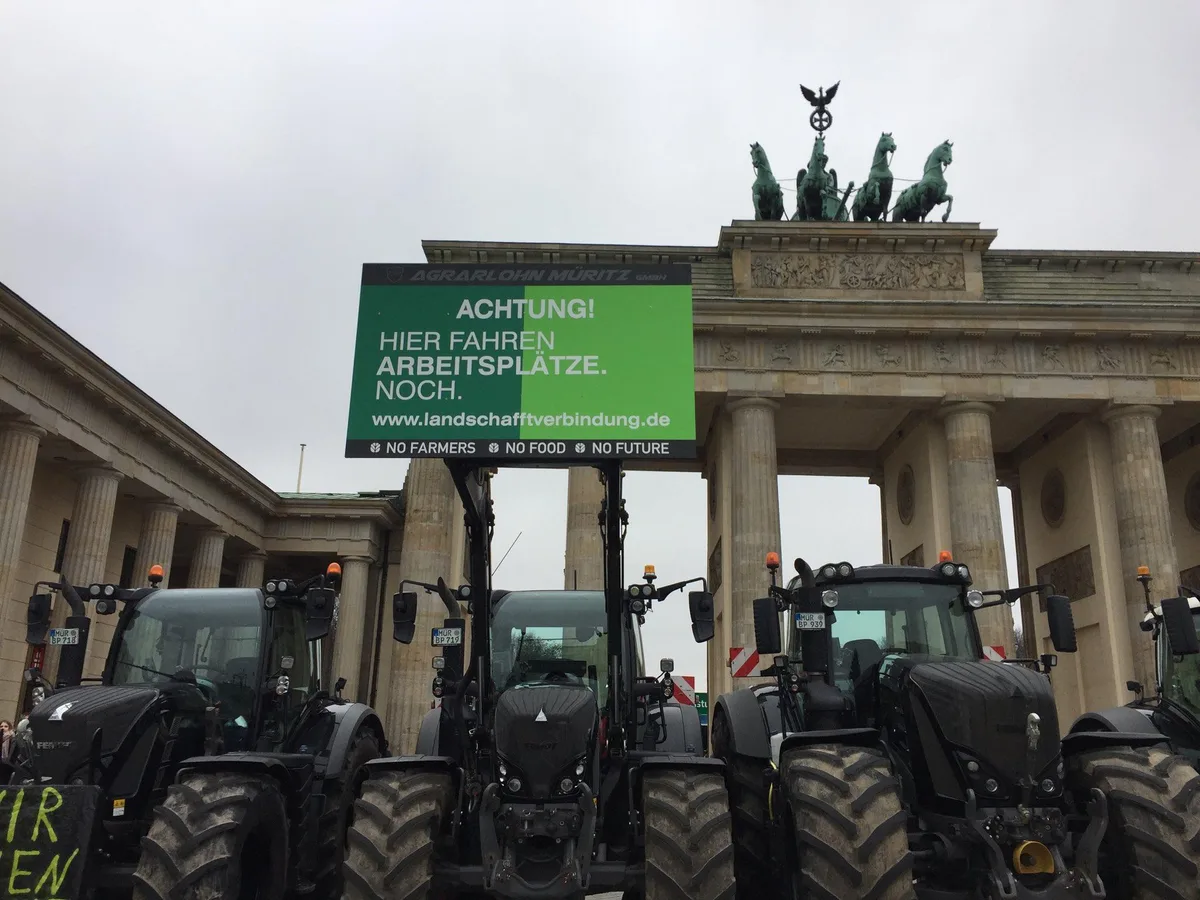 6ad8483142f5cb06e01b59c8fa31362cbf20cc7d Die Bauern wollen sich die neuen Vorschriften nicht gefallen lassen. (Bild Julia Löhr /Twitter)