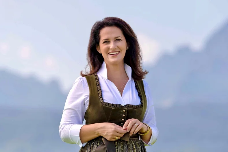 kaniber_michaela_byern_landwirtschaftsministerin Die bayerische Landwirtschaftsministerin Michaela Kaniber vor einer Bergkulisse.