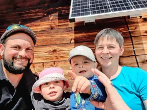 Freuen sich schon auf den Alpsommer: Reto und Corina Blöchlinger mit ihren beiden Kindern Ronya und Cyrill.