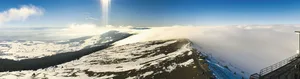 Webcam-Bild vom 17. Januar 2022 vom Chasseral, Blickrichtung Südwesten. Kaltluft aus Norden schwappt über die Jurakreten, es bildet sich ein seichter «Wolken-Wasserfall».