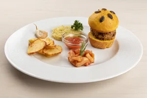 Als Hauptspeise serviert Heidi Lutstorf einen Borlotti-Bohnen-Burger mit Burgerbrot und Ketchup à la Heidi, Kartoffelchips mit Bratapfel-Chutney und Krautsalat.