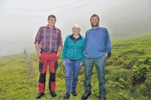Sohn Melchior (l.) und das Betriebsleiterpaar Käthy und Gerold Gwerder bewirtschaften zusammen die Bio-Alpkäserei Wasserberg im Muotatal.