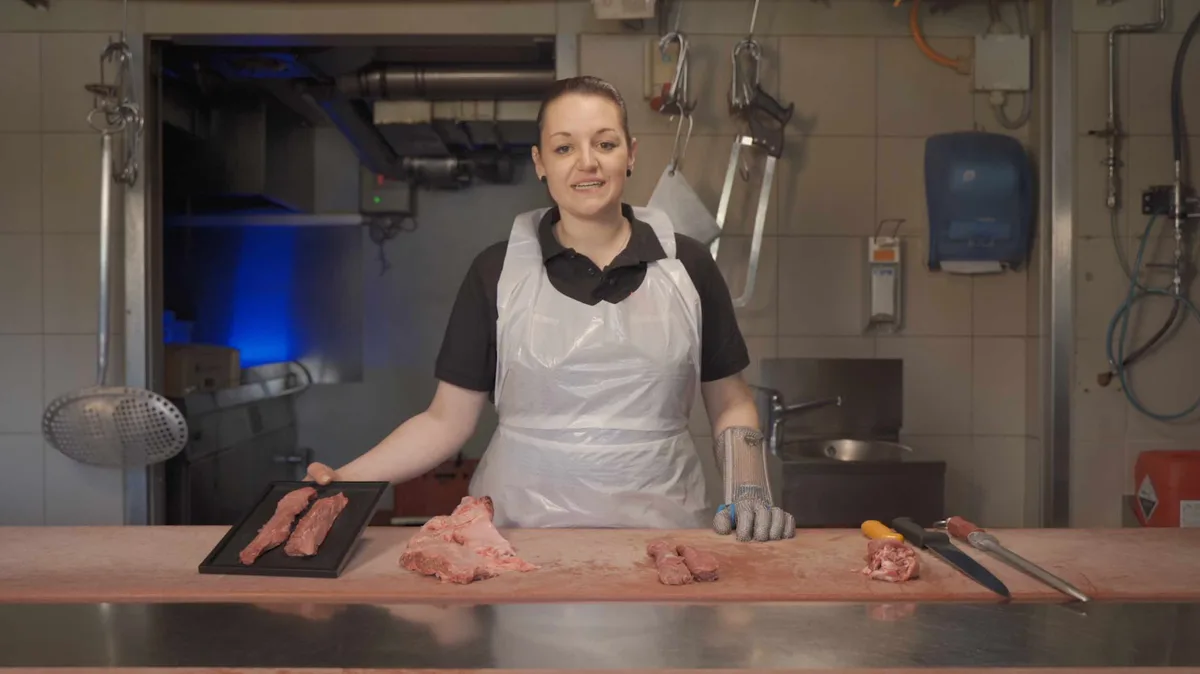 988407b7e1300c01112345aca0ba43412727a41d Claudia Jaun zeigt in den Videos, wie die Stücke fachmännisch geschnitten werden. (Bild zVg)