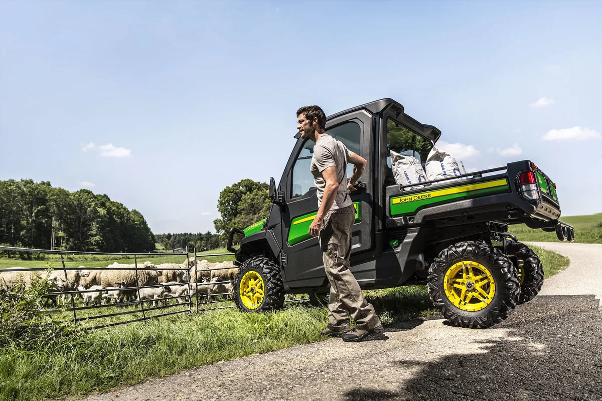 0b40ecc598f983668655f6afcd5d152bc4d2d848 Der John Deere Gator XUV865M ist ein Klein-Geländefahrzeug, das man auf jedem Betrieb einsetzen kann. Bild: zVg