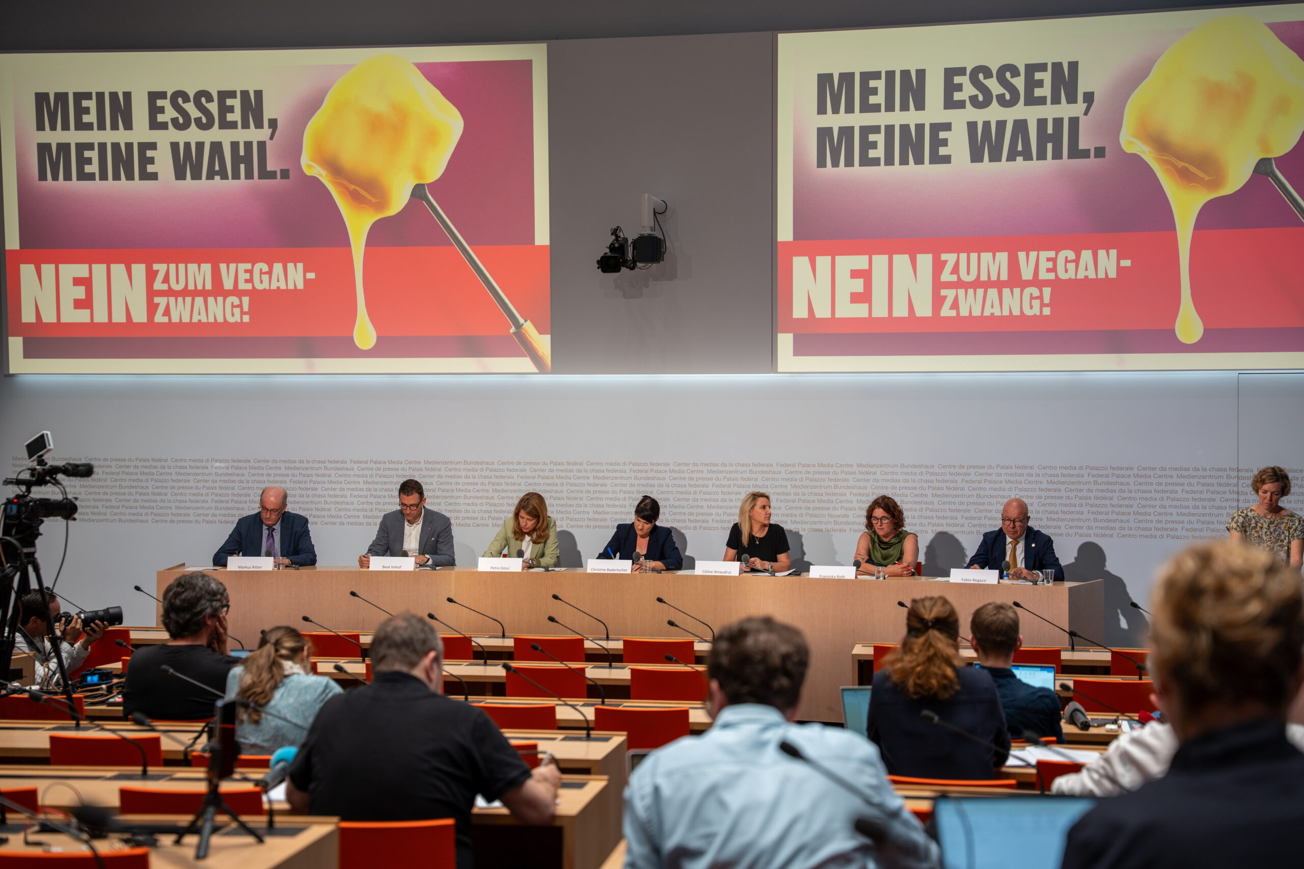 Voll besetztes Rednerpult (v.l.): Markus Ritter, Beat Imhof, Petra Gössi, Christine Badertscher, Céline Amaudruz, Franziska Roth und Fabio Regazzi. 