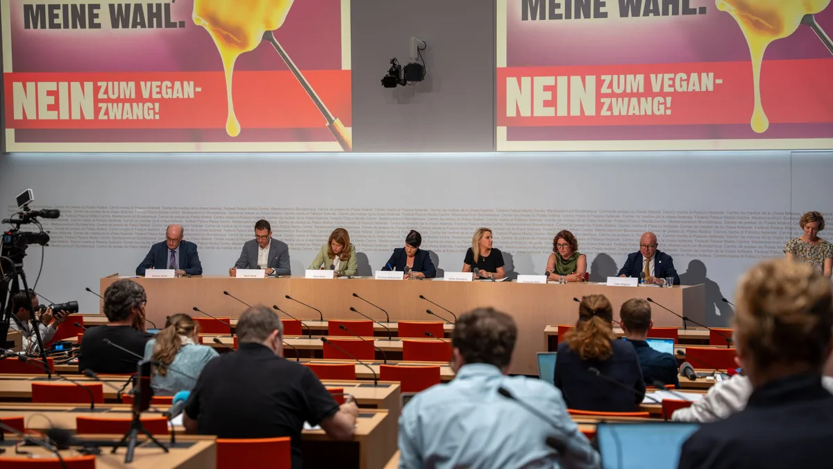 Medienkonferenz Bern.jpg Voll besetztes Rednerpult (v.l.): Markus Ritter, Beat Imhof, Petra Gössi, Christine Badertscher, Céline Amaudruz, Franziska Roth und Fabio Regazzi.
