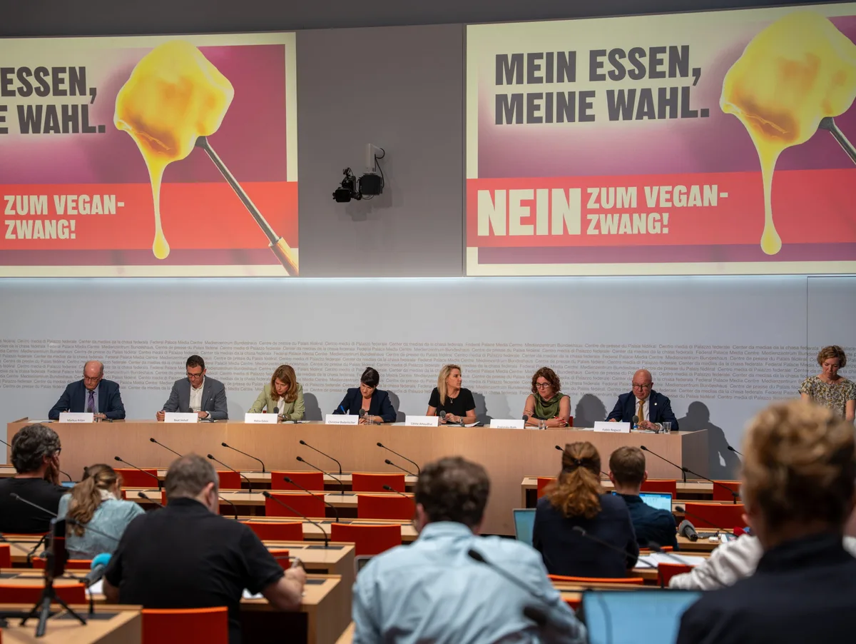 Voll besetztes Rednerpult (v.l.): Markus Ritter, Beat Imhof, Petra Gössi, Christine Badertscher, Céline Amaudruz, Franziska Roth und Fabio Regazzi. 