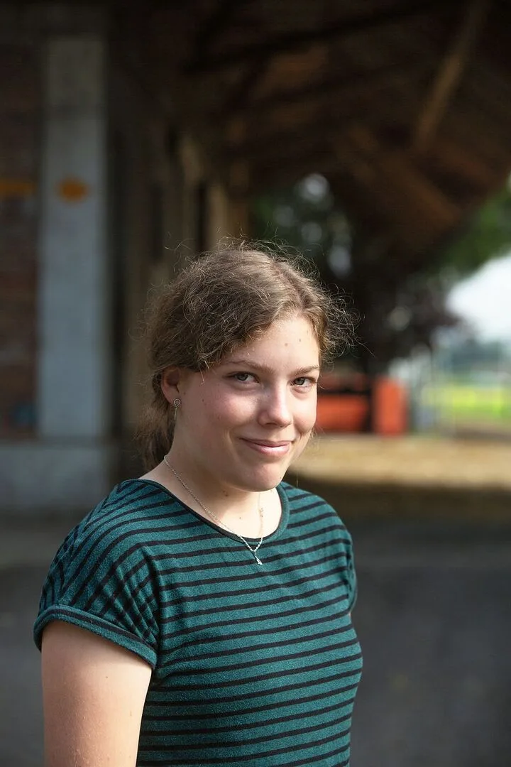 b85e5a06f9d2255468c51cdee7057755e0fefab179195934a1c72bd1e4bbbc41 Die 18-jährige Meya Urben geniesst den Einsatz auf dem lebhaften Betrieb.